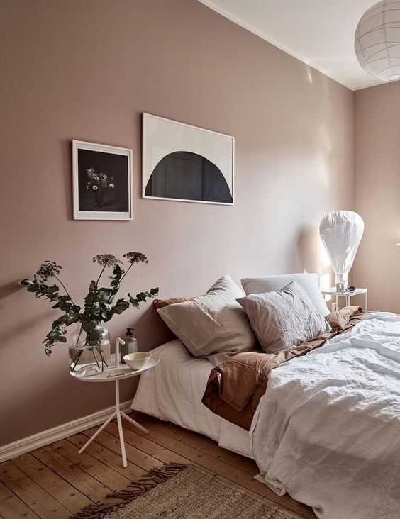 Dormitorio confortable. La mesita de noche es la DLM de HAY. Vía significantblog.co
