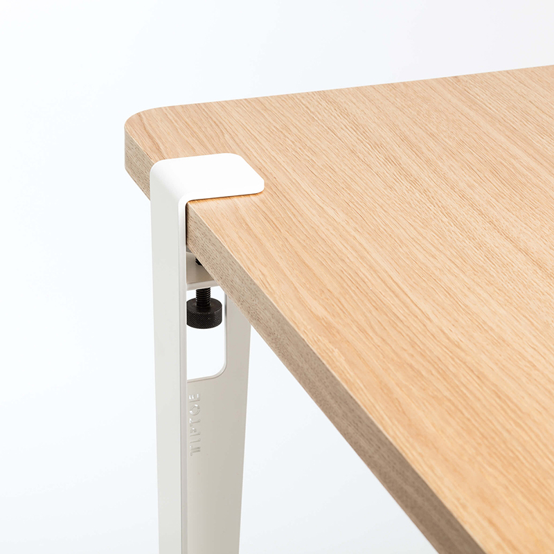 Pata de mesa Tiptoe y sobre de madera.